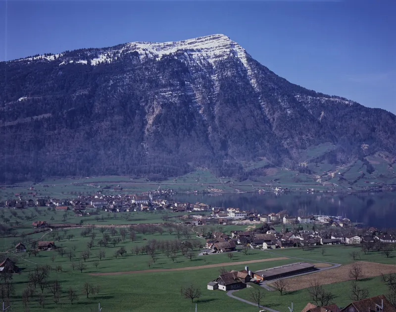 Arth SZ, northeast view of the Rigi with Rigi north ridge, in the foreground Oberarth, Arth and Lake Zug (31.03.1993)