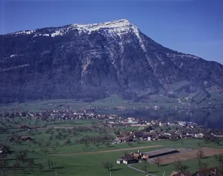 Arth SZ, northeast view of the Rigi with Rigi north ridge, in the foreground Oberarth, Arth and Lake Zug (31.03.1993)