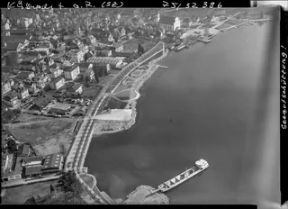 Küssnacht am Rigi SZ, lake filling and unloading of gravel from a leather ship (27.02.1975)