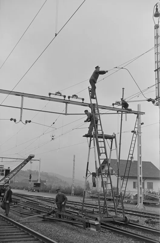 Auswechseln eines Fahrleitungsjochs in Küssnacht am Rigi (25.10.1951)