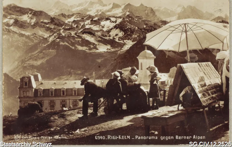 Rigi-Kulm: Die Touristen bewundern die Aussicht und die Händler halten ihre Souvenir-Artikel feil (1917)