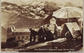 Rigi-Kulm: Die Touristen bewundern die Aussicht und die Händler halten ihre Souvenir-Artikel feil (1917)