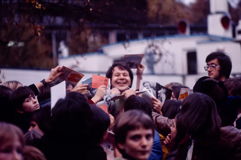 Lucerne, party at the Swiss Museum of Transport, "Think of Me" radio campaign, Guido Eugster surrounded in front of the DS Rigi [blurry photo] (02.11.1974)