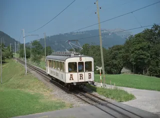 Kanton SZ, Arth, Arth-Goldau : Rigi railcar BDhe 2/4 7 on special trip for the Schwingertag on the Rigi, drive and bogie of the BDeh 2/4 7 of the Rigi-Bahn at the station ; protective line SBB Steinen-Schwyz at Km 15.770 ; Railcar BDeh 2/4 6 on the uphill run at 10:15 at Sonnenrain (Goldau) ; Railcar BDeh 2/4 13 and Bt 23 on the downhill run at 10:30 ; Vitznau-Rigi-Bahn Beh 4/4 22 and Bt 32 at Sonnenrain, downhill run at 10:32 ; Railcar BDeh 2/4 7 at 10:48 downhill run ; 11:00 uphill run of BDeh 2/4 7 ; Railcar BDeh 2/4 11 at 11.03 o'clock ; BDeh 2/4 6 in Kräbel at 11:43 on downhill ; railcar BDeh 2/4 6, a bar built in on the uphill side (13.07.2003)