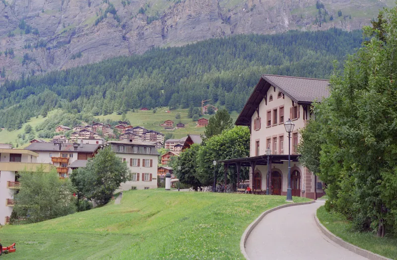 Leukerbad : Ex station building of the LLB ; MOB railcar, ex BDe 4/4 28 in Montbovon ; snowplow X 10 of the MOB, tpf tractor 12 ; BDe 4/4 142 in new dress ; Vitznau-Rigi steam loco 17 ; Ballwil with train 6033, Bt 906 at 11:35 in Ballwil ; train 6044 to Lenzburg in Hochdorf at 12:32, NPZ (16.07.2002-27.07.2002)