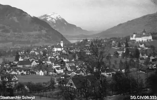 Dorf Schwyz mit Blick auf die Rigi (vor 1950)