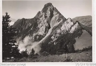 Luftseilbahn Urmiberg: Blick vom kleinen Gotthard ob Timpelweid auf Rigi Hochfluh (ca. 1939)