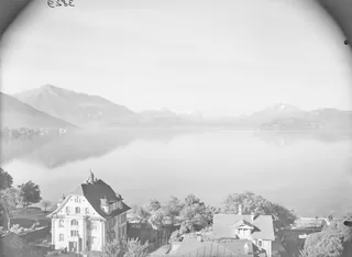Blick über den Zugersee mit Villa Hotz und Rigi