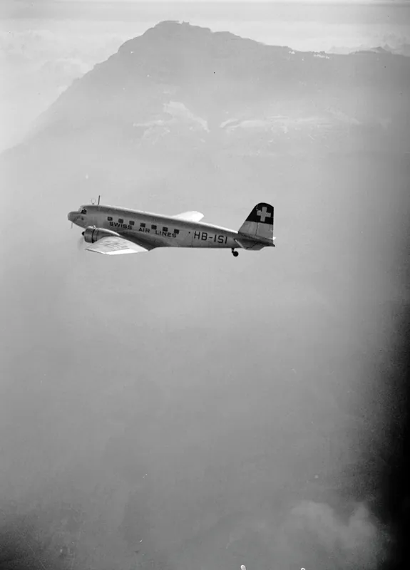 Douglas DC-2-115-D, HB-ISI in flight at the Rigi, view to southeast (SE) (1935-1944)