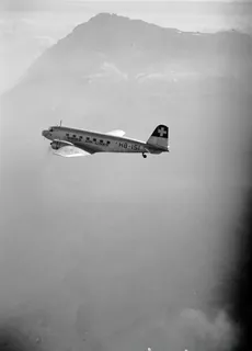 Douglas DC-2-115-D, HB-ISI in flight at the Rigi, view to southeast (SE) (1935-1944)