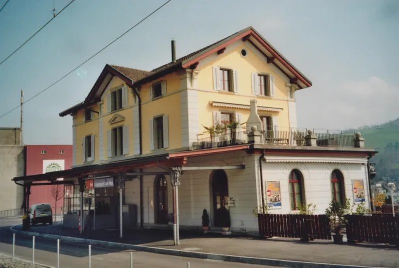 Küssnacht am Rigi , Stationsgebäude, Strassenseite (2012)