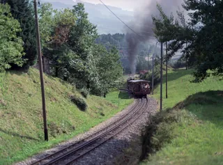 Goldau Bhf : Steam locomotive H 2/3 17 RB at 09:45, the last preparations for the Rigi-Kulm trip with 3 pre-carriages, departure 10:16 ; forerunner shuttle train Be 4/4 15 with Bt 38 (16.08.2000)