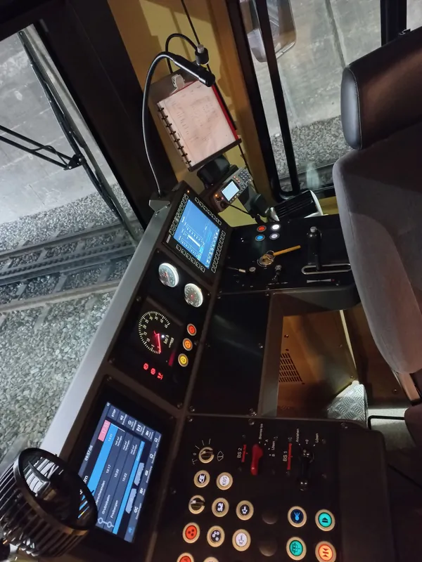 Rack railway Vitznau to Rigi (Kulm)-railway station Vitznau-train drivers cab-01ASD (2023-09-04)