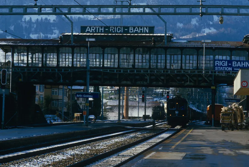 Arth-Goldau, railroad station, SBB electric locomotive Re 6/6 11627 "Luterbach-Attisholz", under the iron truss bridge station of the Arth-Rigi Railway (12/1983)