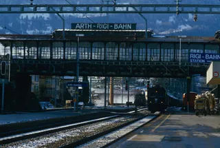 Arth-Goldau, railroad station, SBB electric locomotive Re 6/6 11627 "Luterbach-Attisholz", under the iron truss bridge station of the Arth-Rigi Railway (12/1983)