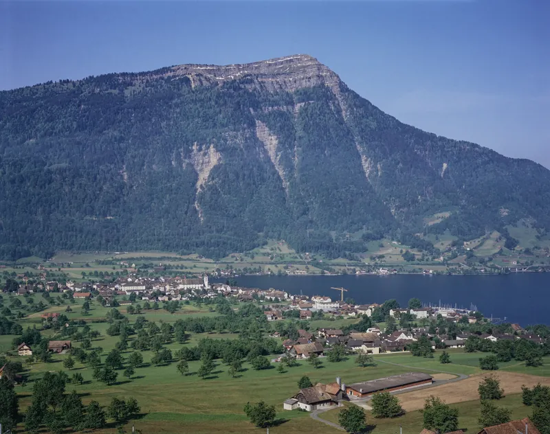 Arth SZ, northeast view of the Rigi with Rigi north ridge, in the foreground Oberarth, Arth and Lake Zug (21.05.1992)