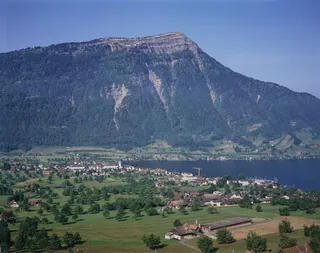 Arth SZ, northeast view of the Rigi with Rigi north ridge, in the foreground Oberarth, Arth and Lake Zug (21.05.1992)
