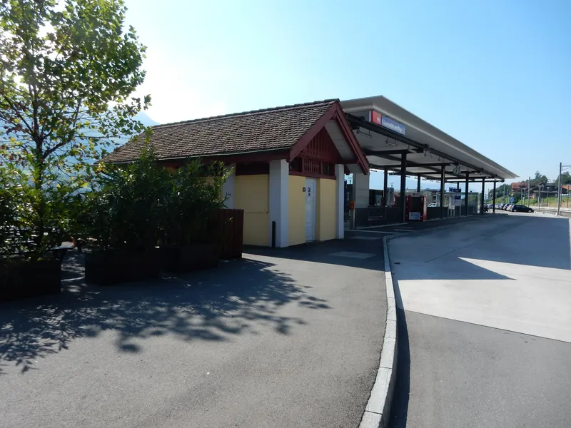 Küssnacht am Rigi, Bahnhofstrasse, SBB railroad site with signal box and toilet block (08.09.2015)