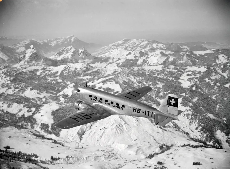 Douglas DC-2 115-B, HB-ITI in flight over Oberiberg, view direction big and no Mythen, Rigi, Rossberg (right) (12.02.1935)