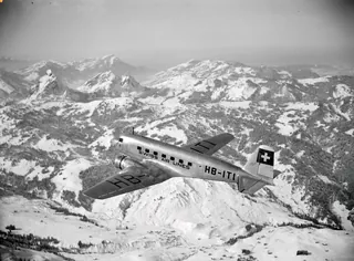 Douglas DC-2 115-B, HB-ITI in flight over Oberiberg, view direction big and no Mythen, Rigi, Rossberg (right) (12.02.1935)