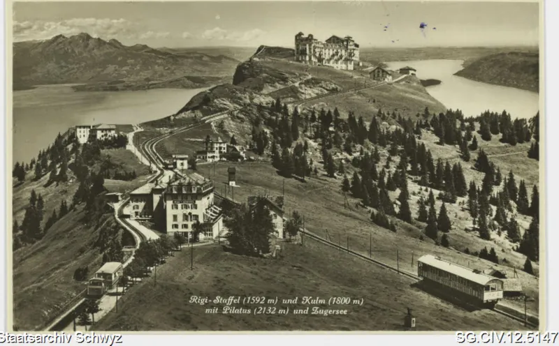 Rigi-Staffel (1592 m) und Kulm (1800 m) mit Pilatus (2132 m) und Zugersee (1936)