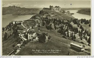 Rigi-Staffel (1592 m) und Kulm (1800 m) mit Pilatus (2132 m) und Zugersee (1936)