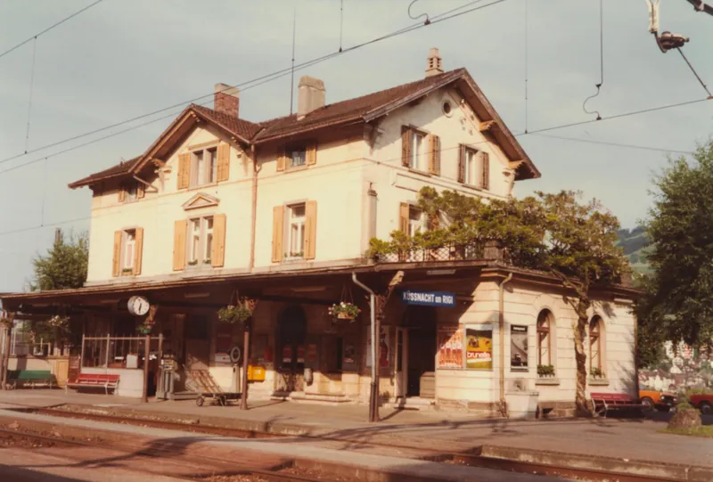 Küssnacht am Rigi , Stationsgebäude, Bahnseite (1983)