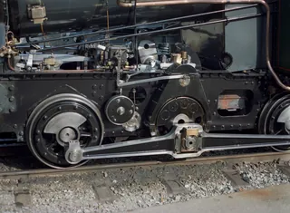 Goldau Bhf : Steam locomotive H 2/3 17 RB at 09:45, the last preparations for the Rigi-Kulm trip with 3 pre-carriages, departure 10:16 ; forerunner shuttle train Be 4/4 15 with Bt 28 (16.08.2000)