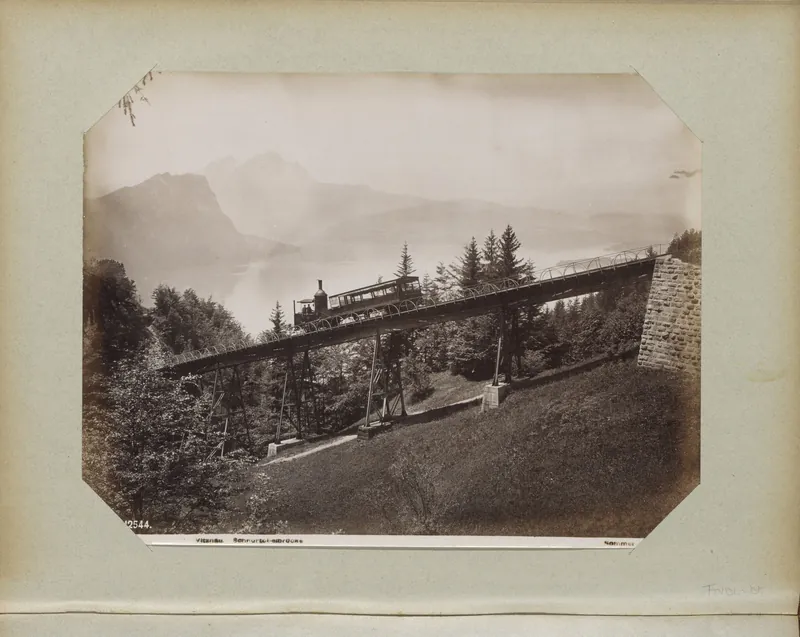 Treinstel op de Schnurtobelbrug van de Rigispoorbaan Vitznau. Schnurtobelbrücke (titel op object), RP-F-F01134-BE (ca. 1880 - ca. 1910)