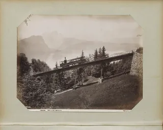 Treinstel op de Schnurtobelbrug van de Rigispoorbaan Vitznau. Schnurtobelbrücke (titel op object), RP-F-F01134-BE (ca. 1880 - ca. 1910)