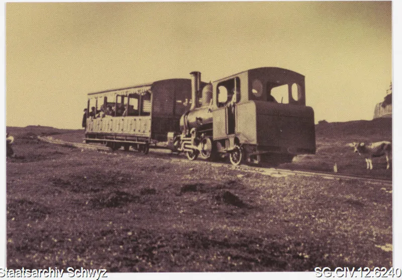Sammlung Rigi-Bahnen: Vitznau-Rigi-Bahn-Lok mit Vorstellwagen erklimmt die Steigung oberhalb von Rigi Kaltbad (ca. 1925)
