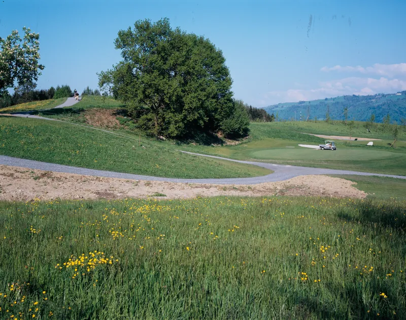 Risch ZG, On golf course southeast of Holzhäusern with the Kathrinenhof, in the background the Zugerberg, Buonas and Rigi (06.05.1996)