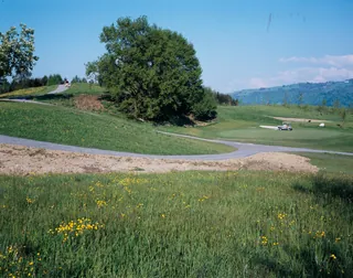 Risch ZG, On golf course southeast of Holzhäusern with the Kathrinenhof, in the background the Zugerberg, Buonas and Rigi (06.05.1996)
