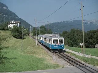 Kanton SZ, Arth, Arth-Goldau : Rigi railcar BDhe 2/4 7 on special trip for the Schwingertag on the Rigi, drive and bogie of the BDeh 2/4 7 of the Rigi-Bahn at the station ; protective line SBB Steinen-Schwyz at Km 15.770 ; Railcar BDeh 2/4 6 on the uphill run at 10:15 at Sonnenrain (Goldau) ; Railcar BDeh 2/4 13 and Bt 23 on the downhill run at 10:30 ; Vitznau-Rigi-Bahn Beh 4/4 22 and Bt 32 at Sonnenrain, downhill run at 10:32 ; Railcar BDeh 2/4 7 at 10:48 downhill run ; 11:00 uphill run of BDeh 2/4 7 ; Railcar BDeh 2/4 11 at 11.03 o'clock ; BDeh 2/4 6 in Kräbel at 11:43 on downhill ; railcar BDeh 2/4 6, a bar built in on the uphill side (13.07.2003)
