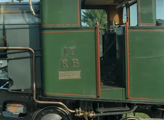 Goldau Bhf : Steam locomotive H 2/3 17 RB at 09:45, the last preparations for the Rigi-Kulm trip with 3 pre-carriages, departure 10:16 ; forerunner shuttle train Be 4/4 15 with Bt 34 (16.08.2000)