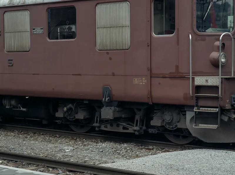 Canton BE, Zweisimmen, Bde 5003 and Bt 5303 ; driver's cab in cab car ABt 5303 ; Ae 4/4 258 in Zweisimmen at 10.00 o'clock ; ABDe 8/8 4002 ; Arth-Rigi railcar in Goldau ; bogie downhill of BDe 2/4 12 and Bt 22 on the siding (22.06.2000-23.07.2000)