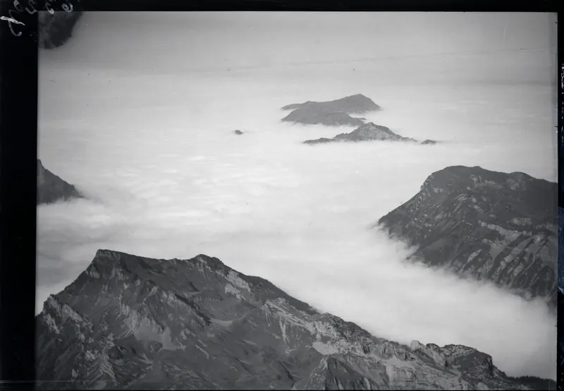 Rophaien, Fronalpstock, Rigi in sea of clouds v. O. from 3000 m (1931)