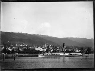 Landsgemeindeplatz der Stadt Zug vom See aus gesehen, Dampfschiff "Rigi" im Vordergrund (1904)