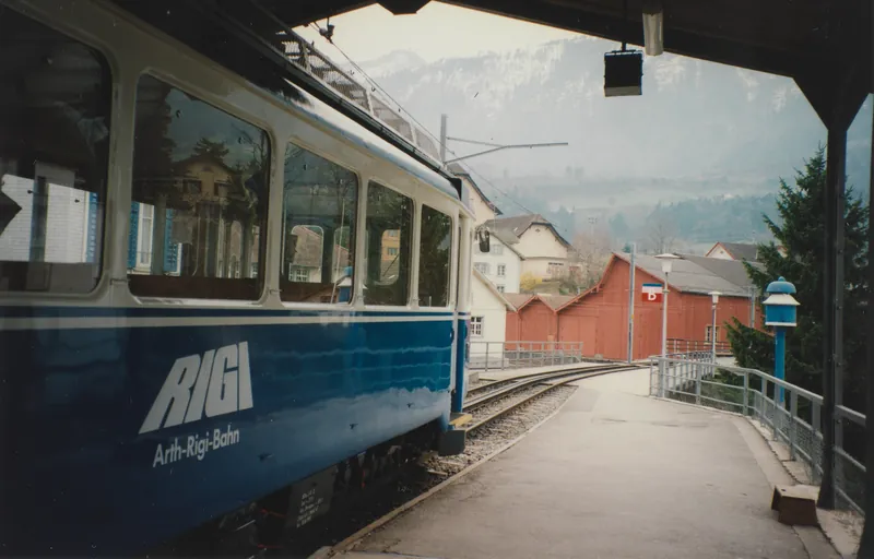 Arth-Goldau ARB, Hochperron und Depot mit Triebwagen (1997)