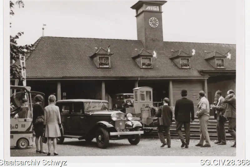 Vorführung niederländischer Automobile beim Vitznauer Depot der Vitznau-Rigi-Bahn (keine Angabe)