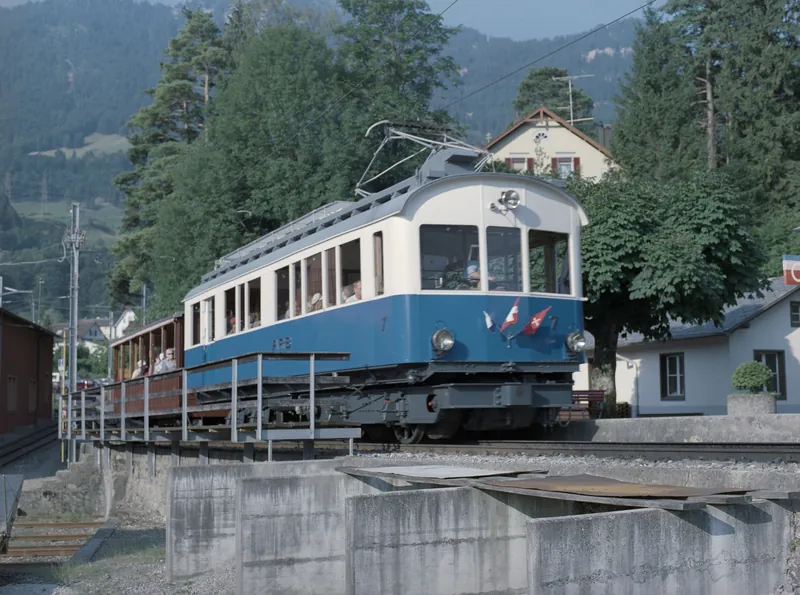 Kanton SZ, Arth, Arth-Goldau : Rigi railcar BDhe 2/4 7 on special trip for the Schwingertag on the Rigi, drive and bogie of the BDeh 2/4 7 of the Rigi-Bahn at the station ; protective line SBB Steinen-Schwyz at Km 15.770 ; Railcar BDeh 2/4 6 on the uphill run at 10:15 at Sonnenrain (Goldau) ; Railcar BDeh 2/4 13 and Bt 23 on the downhill run at 10:30 ; Vitznau-Rigi-Bahn Beh 4/4 22 and Bt 32 at Sonnenrain, downhill run at 10:32 ; Railcar BDeh 2/4 7 at 10:48 downhill run ; 11:00 uphill run of BDeh 2/4 7 ; Railcar BDeh 2/4 11 at 11.03 o'clock ; BDeh 2/4 6 in Kräbel at 11:43 on downhill ; railcar BDeh 2/4 6, a bar built in on the uphill side (13.07.2003)
