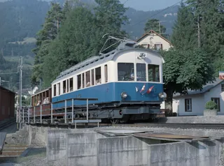 Kanton SZ, Arth, Arth-Goldau : Rigi railcar BDhe 2/4 7 on special trip for the Schwingertag on the Rigi, drive and bogie of the BDeh 2/4 7 of the Rigi-Bahn at the station ; protective line SBB Steinen-Schwyz at Km 15.770 ; Railcar BDeh 2/4 6 on the uphill run at 10:15 at Sonnenrain (Goldau) ; Railcar BDeh 2/4 13 and Bt 23 on the downhill run at 10:30 ; Vitznau-Rigi-Bahn Beh 4/4 22 and Bt 32 at Sonnenrain, downhill run at 10:32 ; Railcar BDeh 2/4 7 at 10:48 downhill run ; 11:00 uphill run of BDeh 2/4 7 ; Railcar BDeh 2/4 11 at 11.03 o'clock ; BDeh 2/4 6 in Kräbel at 11:43 on downhill ; railcar BDeh 2/4 6, a bar built in on the uphill side (13.07.2003)