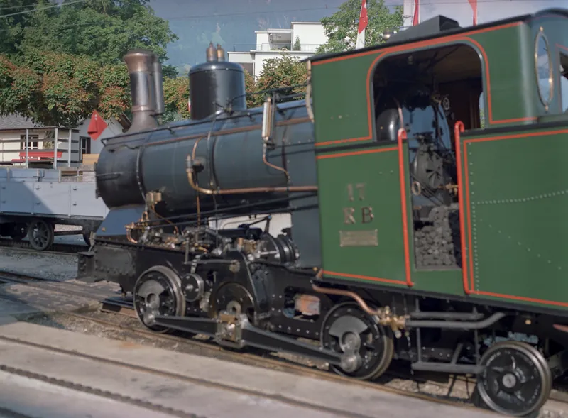 Goldau Bhf : Steam locomotive H 2/3 17 RB at 09:45, the last preparations for the Rigi-Kulm trip with 3 pre-carriages, departure 10:16 ; forerunner shuttle train Be 4/4 15 with Bt 27 (16.08.2000)