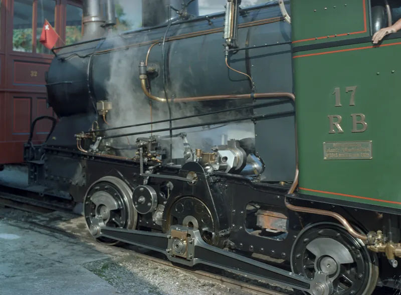 Goldau Bhf : Steam locomotive H 2/3 17 RB at 09:45, the last preparations for the Rigi-Kulm trip with 3 pre-carriages, departure 10:16 ; forerunner shuttle train Be 4/4 15 with Bt 35 (16.08.2000)