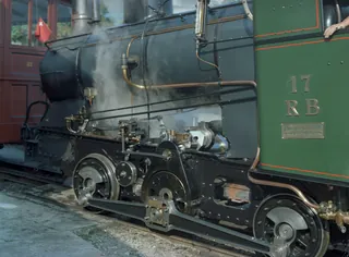 Goldau Bhf : Steam locomotive H 2/3 17 RB at 09:45, the last preparations for the Rigi-Kulm trip with 3 pre-carriages, departure 10:16 ; forerunner shuttle train Be 4/4 15 with Bt 35 (16.08.2000)
