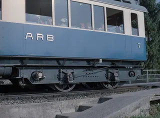 Kanton SZ, Arth, Arth-Goldau : Rigi railcar BDhe 2/4 7 on special trip for the Schwingertag on the Rigi, drive and bogie of the BDeh 2/4 7 of the Rigi-Bahn at the station ; protective line SBB Steinen-Schwyz at Km 15.770 ; Railcar BDeh 2/4 6 on the uphill run at 10:15 at Sonnenrain (Goldau) ; Railcar BDeh 2/4 13 and Bt 23 on the downhill run at 10:30 ; Vitznau-Rigi-Bahn Beh 4/4 22 and Bt 32 at Sonnenrain, downhill run at 10:32 ; Railcar BDeh 2/4 7 at 10:48 downhill run ; 11:00 uphill run of BDeh 2/4 7 ; Railcar BDeh 2/4 11 at 11.03 o'clock ; BDeh 2/4 6 in Kräbel at 11:43 on downhill ; railcar BDeh 2/4 6, a bar built in on the uphill side (13.07.2003)