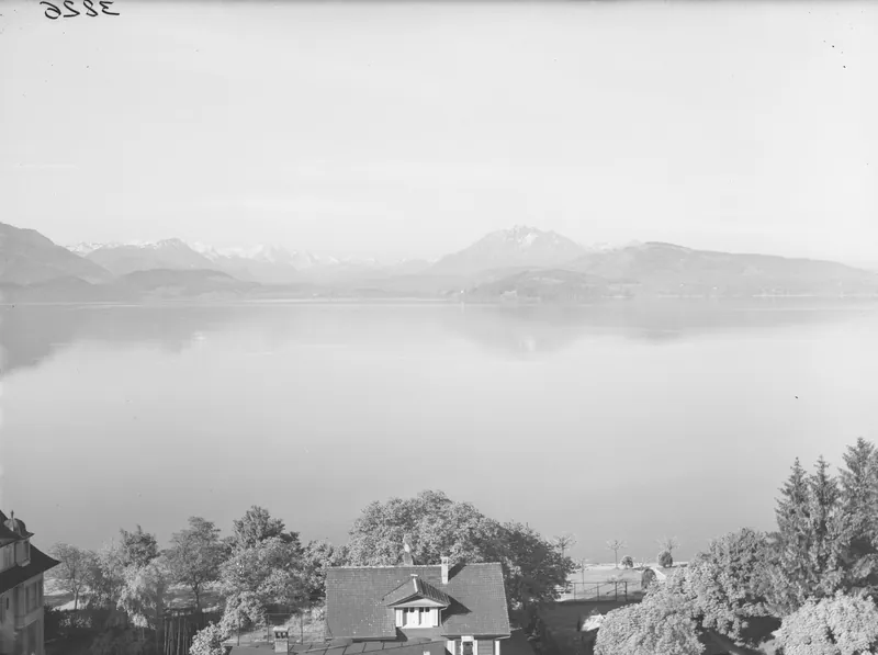 Blick von der Neustadt Zug über den Zugersee Richtung Rigi und Pilatus