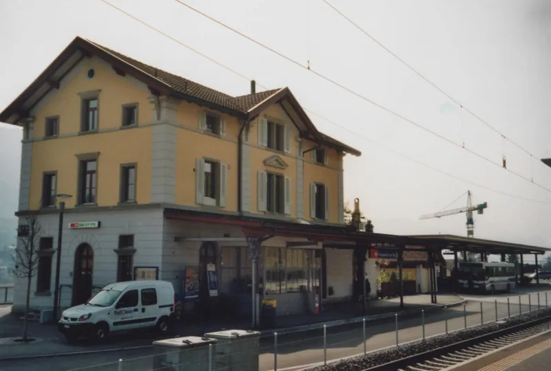 Küssnacht am Rigi , Stationsgebäude, Bahnseite (2012)