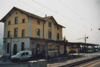 Küssnacht am Rigi , Stationsgebäude, Bahnseite (2012)