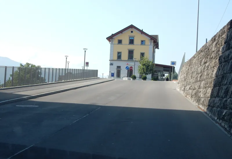 Küssnacht am Rigi, Bahnhofstrasse, SBB railroad site with signal box and toilet block (08.09.2015)